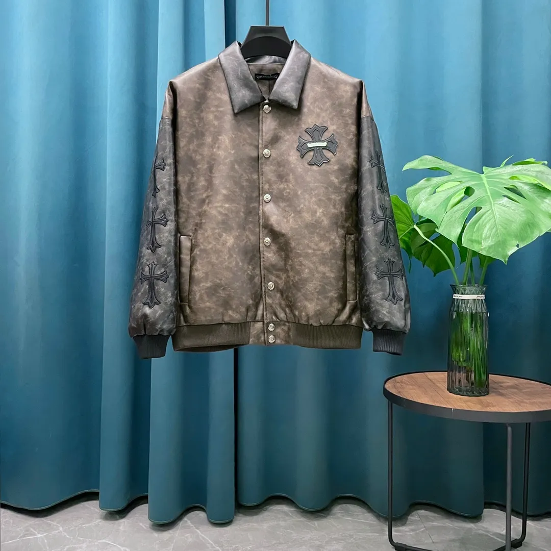 🅿️440 CH➡️Cro Xin 2024ss runway style baseball uniform jacket. I ordered the original model and it took a month to finally ship. I love it so much. The upper body is really handsome. A blogger on Douyin said that LV's new products this year will become the future trend. If you look through street photos, you will find that celebrities regard it as a collectible jacket, a must-have item for men and women who want light luxury for commuting. Developing the highest version on the entire network, it took 1 month to customize and the cost was extremely high. The German imported flat-machine made custom-woven wool jacquard threads, using the first layer of imported lambskin. The pleated texture is unparalleled. It is hand-cut and meticulously crafted. The stitching position is very technical. Whether the whole garment is good or not depends on this position. Top-notch workmanship and details can stand the test. A full set of customized accessories, the letters are clear and perfectly restored without any difference. High-end atmosphere and full grade! The entire dress is exclusively customized with heavy craftsmanship. The towel patch embroidery is perfectly combined with craft embroidery and precise stitching! Absolute craftsmanship quality!